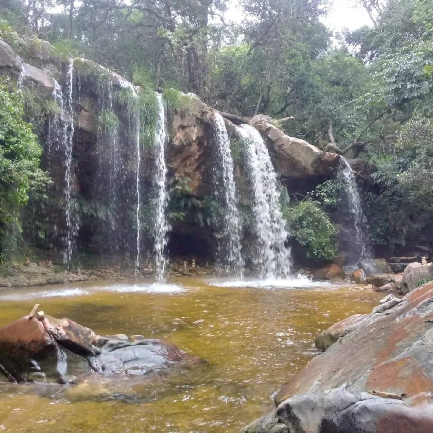 Outro ângulo da Cachoeira Vale das Borboletas, com as quedas d’água e o poço diante das rochas.