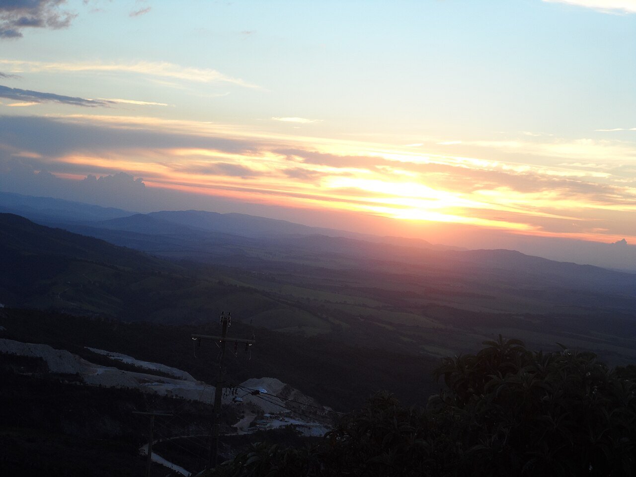 Pôr do sol e montanhas vistos da Pirâmide, em São Thomé das Letras
