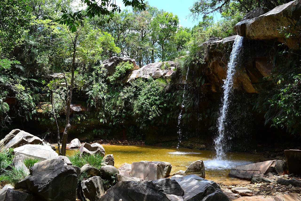 Queda d’água e poço da Cachoeira das Borboletas, em São Thomé das Letras